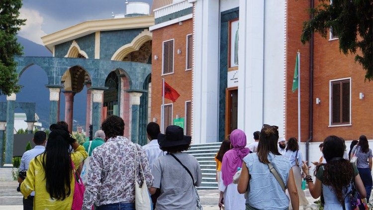 Vizitë tek bektashinjtë