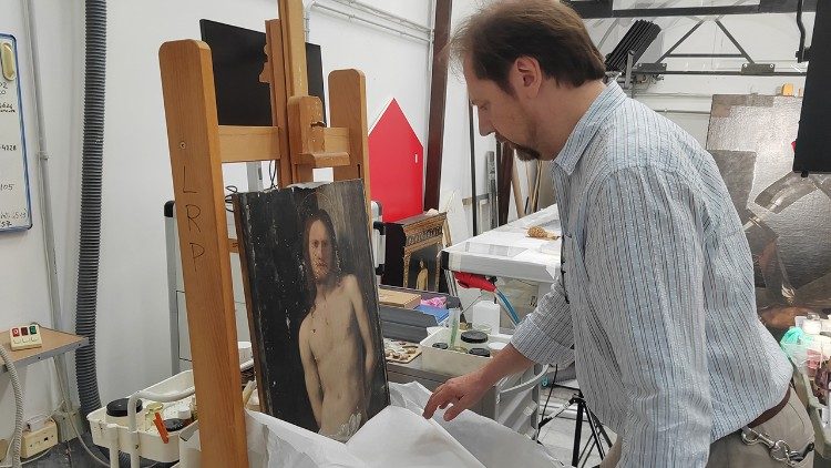 Paolo Violini en el Laboratorio de Restauración de los Museos Vaticanos
