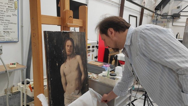Paolo Violini no Laboratório de Restauração dos Museus Vaticanos