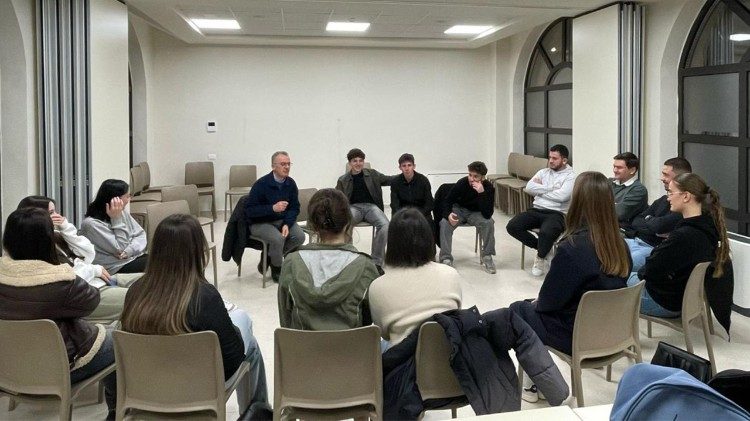 A Tirana, in Albania, i Gesuiti hanno messo a disposizione dei giovani una sala adiacente alla parrocchia.