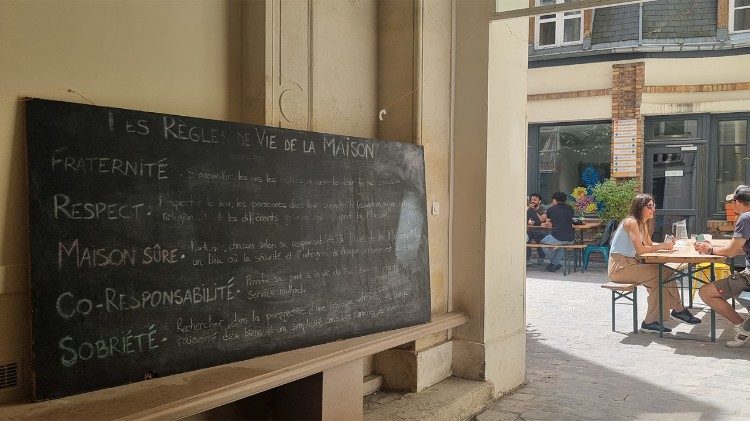 A Parigi, la Casa Magis, accoglie 100 giovani e li coinvolge in attività di studio, svago e spiritualità.