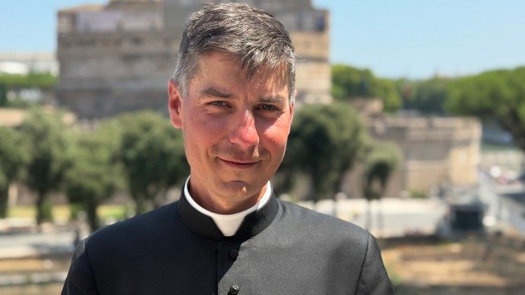 O sacerdote esportista de 39 anos que viajou da Alemanha à Itália de bicicleta