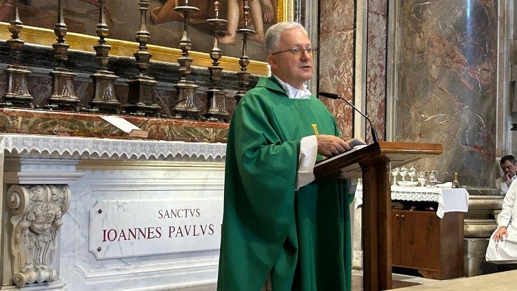 2025.08.07 Ks. Dariusz Giers przewodiczący Mszy św. przy grobie św. Jana Pawła II (ks. Paweł Rytel-Andrianik)