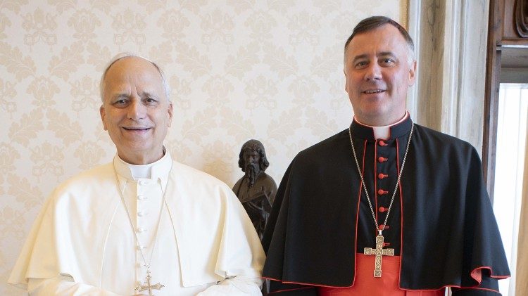 Papst Leo zusammen mit Kardinal Rolandas Makrickas