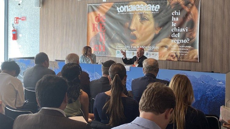 Il cardinale Re, introdotto da Elena Lanzoni