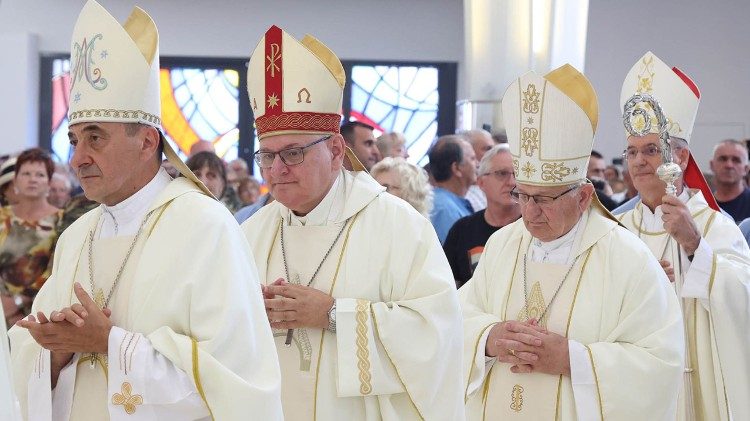 Na Dan pobjede nadbiskup Dražen Kutleša predvodio misu u Kninu (Foto: Šibenska biskupija)
