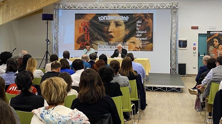 Anwar Abu Eisheh durante il suo intervento a Tonalestate