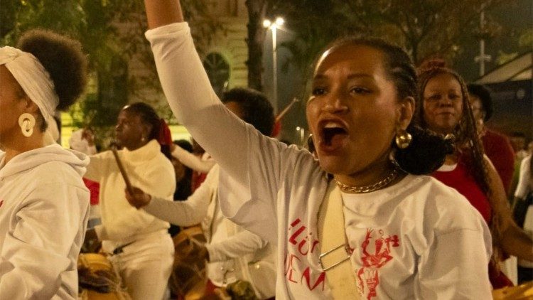 Kelly Santos tocando tambor enquanto membro do "Ilú Obá De Min - Mãos Femininas que Tocam Tambor”. Crédio: Negro Soul