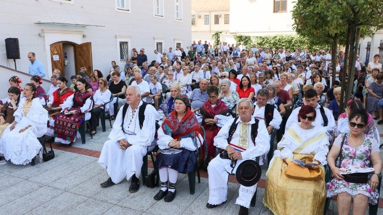 Vjernici na misnom slavlju ispred Biskupskog doma, pokraj crkve sv. Lovre