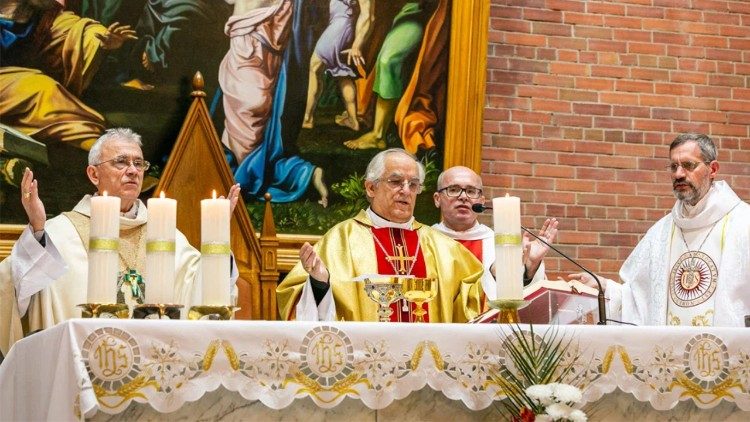 Beim feierlichen Gottesdienst in Nowosibirsk: Bischof Joseph Werth SJ, Nuntius Giovanni D’Aniello und Weihbischof Stephan Lipke SJ