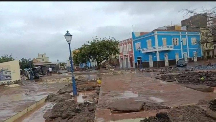 Ruas danificadas pela enxurrada em São Vicente