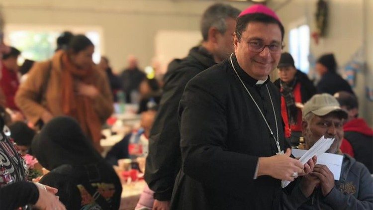 Il vescovo di Albano, monsignor Vincenzo Viva, durante un pranzo con i poveri. 