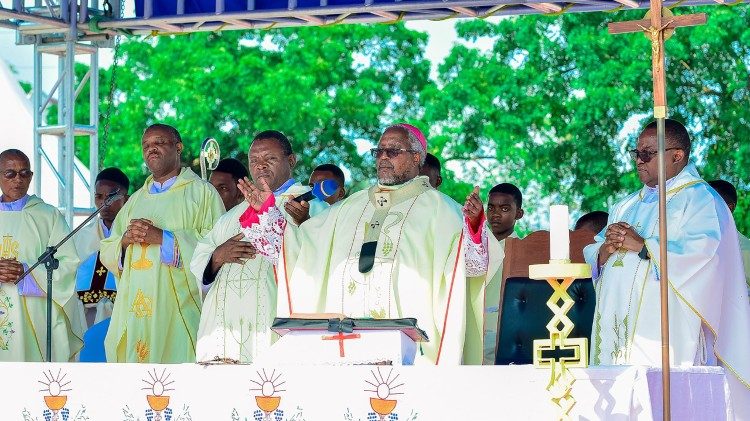 Askofu mkuu Ruwaichi: Msikimbilie kwenye vijiwe vya manabii wa uwongo