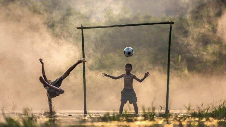 O futebol é um meio para nos olharmos nos olhos