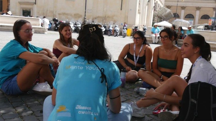 Diálogo con un grupo de participantes en la plaza San Silvestro