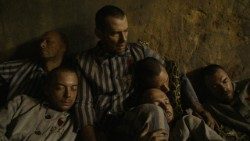 Záběr z filmu Triumf srdce (2025), který vypráví o svatém Maxmiliánovi Kolbem
