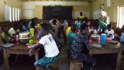 I bambini del Mthunzi Centre con padre Kizito