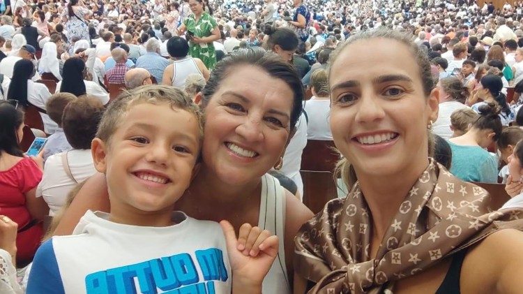 Filippo, Lucilene e Natiely, os brasileiros que também estavam na Audiência Geral 
