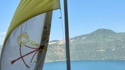 Vatikan-Fahne vor der Villa Barberini mit Blick auf den Albaner See