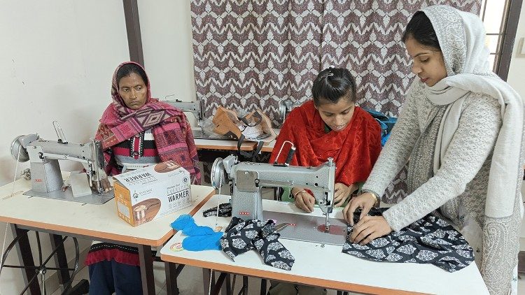 Il programma di sensibilizzazione sostiene le donne fornendo loro una formazione nel campo della sartoria.
