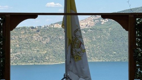 Սրբազան Պապը Քասթել Կանտոլֆոյի մէկ դպրոցին մէջ կը մասնակցի մանուկներու ծննդեան համերգին