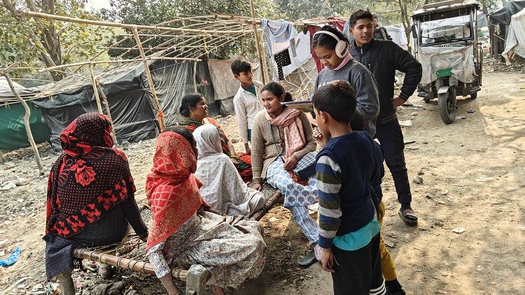 Le suore in visita sul campo alla baraccopoli 