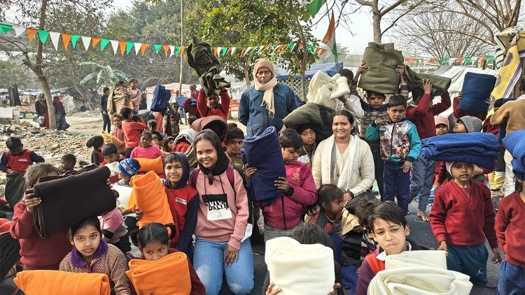 Le suore Francescane Missionarie di Maria aiutano i bambini delle baraccopoli