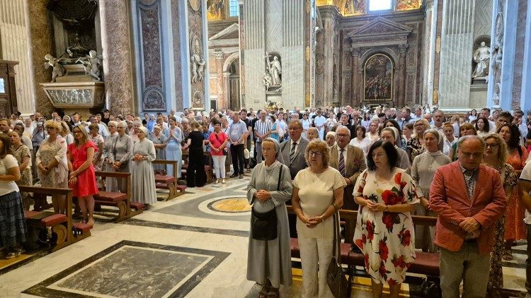 Uczestnicy Mszy św. przy grobie św. Jana Pawła II