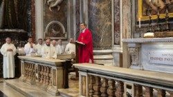 2025.08.14 Ks. Tomasz Jarosz przewodniczący Mszy św. przy grobie św. Jana Pawła II