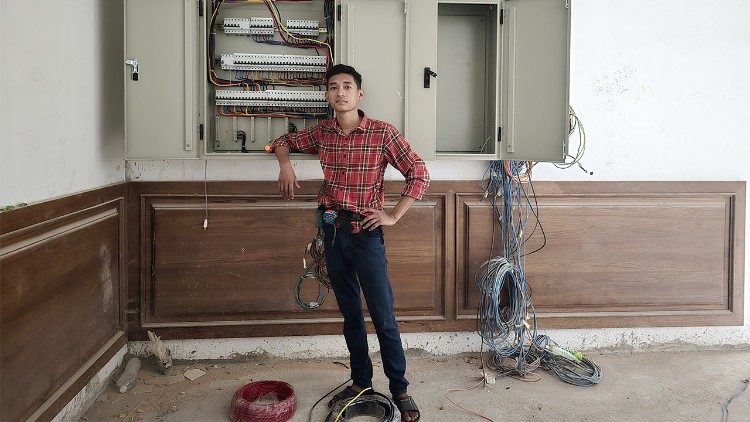 Lin Lin ha ottenuto il patentino da elettricista grazie ai corsi professionali organizzati nel riformatorio di Hnget Aw San