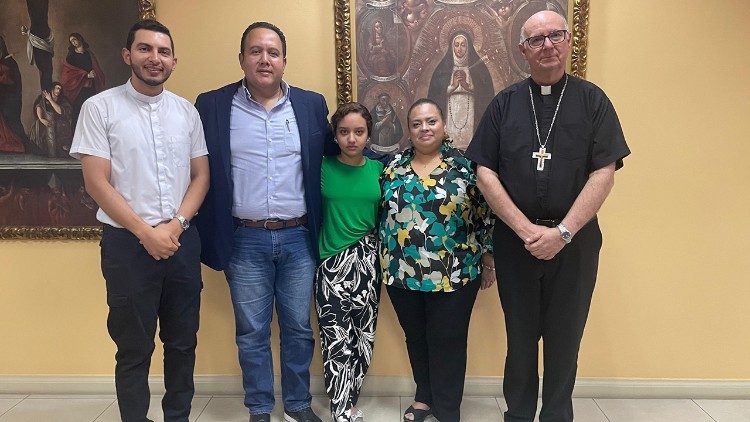 De izquierda a derecha p. Jony Murillo, Mariano Moncada coordinador del próximo congreso, la hija y esposa del sr. Moncada y el Arzobispo de Tegucigalpa, Mons. Nácher