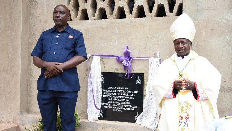Askofu Mwijage  katika Uzinduzi wa ujenzi wa kigango wakati wa ziara yake ya kichungaji Parokia ya Rukindo