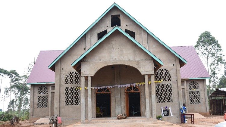 Askofu Mwijage wakati wa zira ya kichungaji Parokia ya Rukindo alifanya uzinduzi wa kanisa la Kiganogo cha Mtatakatifu Petro mtume -mabira