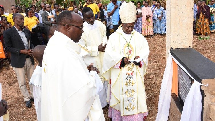 2025.08.16 Tanzania Askofu Jovitus F. Mwijage,aliweka jiwe la msingi la ujenzi wa Kanisa la Kigango cha Ihunga na kuzindua Kanisa la Kigango cha Mtakatifu Petro Mtume Mabira,Bukoba.