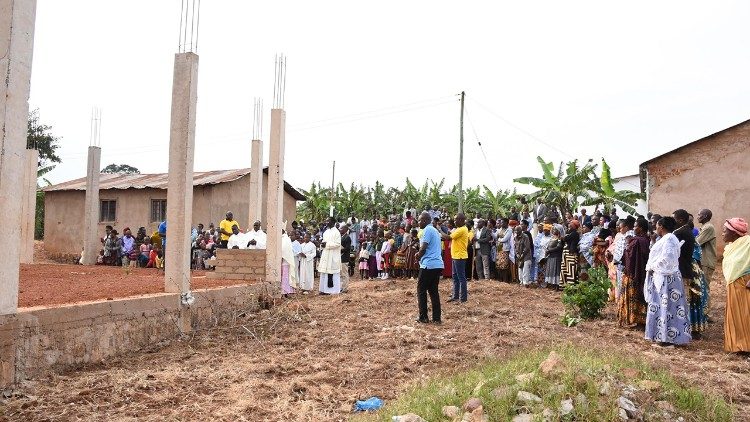 Askofu Mwijage wakati wa ziara yake ya kichungaji,Parokia ya Rukindo,Bukoba