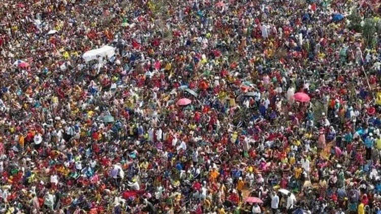 Crowd at Holy Mass: Cardinal Pietro Parolin and the faithful at the Mass on the Solemnity of the Assumption of Mary at the Marian Shrine of Mugera, Burundi.