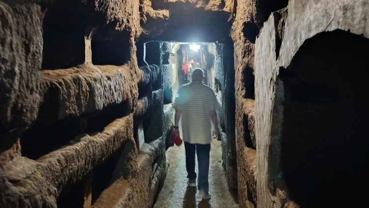 Katakombenführer Manfred Wendel bei seiner Führung durch die Domitillakatakomben
