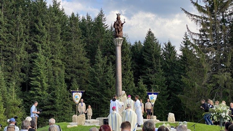 Kolumna znajduje się na Przełęczy Karkonoskiej 600 m od granicy polsko-czeskiej. Fot. Krzysztof Bronk