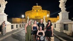 Laura mit ihrem Bruder (hinten) und Begleiterinnen vor der Engelsburg