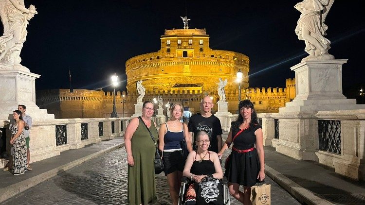 Laura mit ihrem Bruder (hinten) und Begleiterinnen vor der Engelsburg