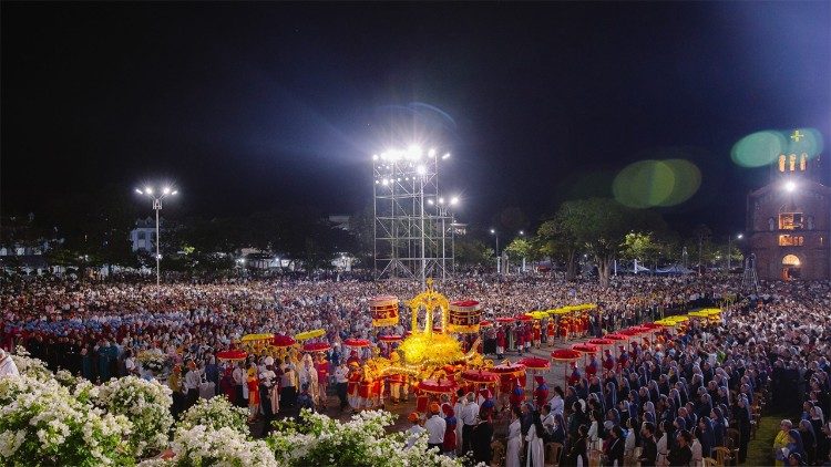 Thousands of Catholics join the solemn procession honoring Our Lady of La Vang during the Assumption feast in central Vietnam. Photo:
