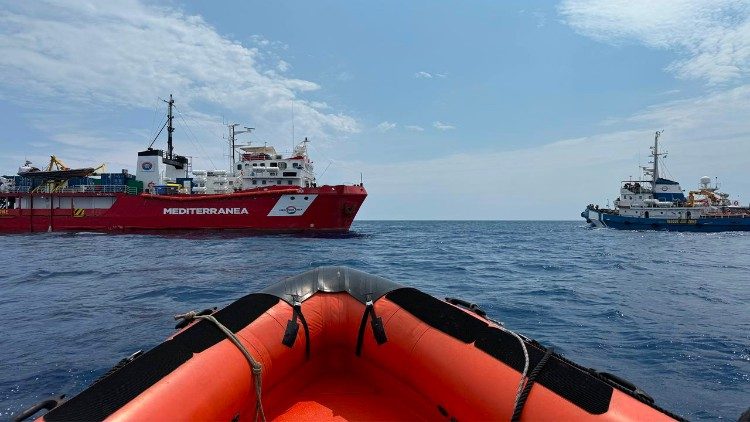 El encuentro entre el barco Mediterranea Ship y el Mare Jonio frente a las costas de Trapani, Italia (Foto: Mediterranea Saving Humans)
