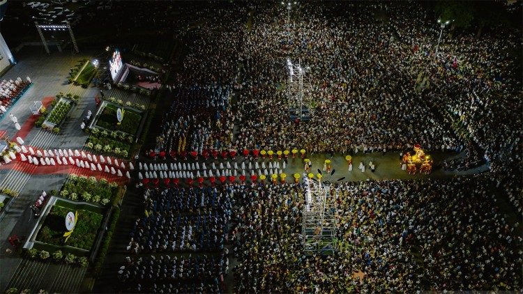 Thousands of Catholics join the solemn procession honoring Our Lady of La Vang during the Assumption feast in central Vietnam. Photo: