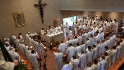 Škofje, ki se udeležujejo srečanja v Bogoti, med evharističnim obhajanjem 