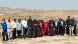 La délégation des évêques de France, dont le président Jean-Marc Aveline et les deux vice-présidents Mgrs Benoît Bertrand et Vincent Jordy, dans le village chrétien de Taybeh en Cisjordanie, le 17 août 2025. 
