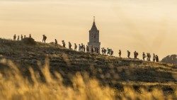 Matera, Pellegrini sullo sfondo di un campanile a Murgia Timone