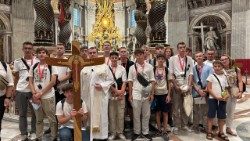 Pielgrzymi Liturgicznej Służby Ołtarza z Archidiecezji Gnieźnieńskiej w Bazylice Świętego Piotra. Fot. LSO Arch. Gnieźnieńska