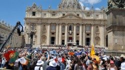 Peregrinos na Praça de São Pedro - Lusofonias