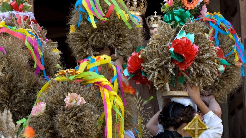 Viggianello_Festeggiamenti per la Madonna del Carmelo_donne arrivano in chiesa reggendo sulla teste le gregne, fatte di spighe
