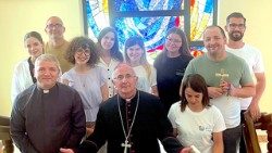 PS Iosif Păuleț, episcopul Diecezei de Iași, împreună cu tineri voluntari misionari în Kenya, la Maikona (foto: ercis.ro) 